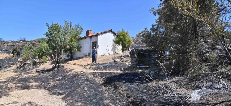 Büyükşehir’in dozerleri mahalleyi yanmaktan kurtardı