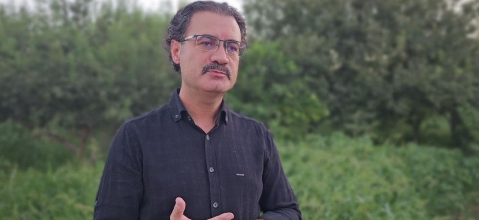 Kuru otların olduğu bölüme sigarasını atan sürücüye sanatçı Yıldırım Yıldızdoğan müdahale etti