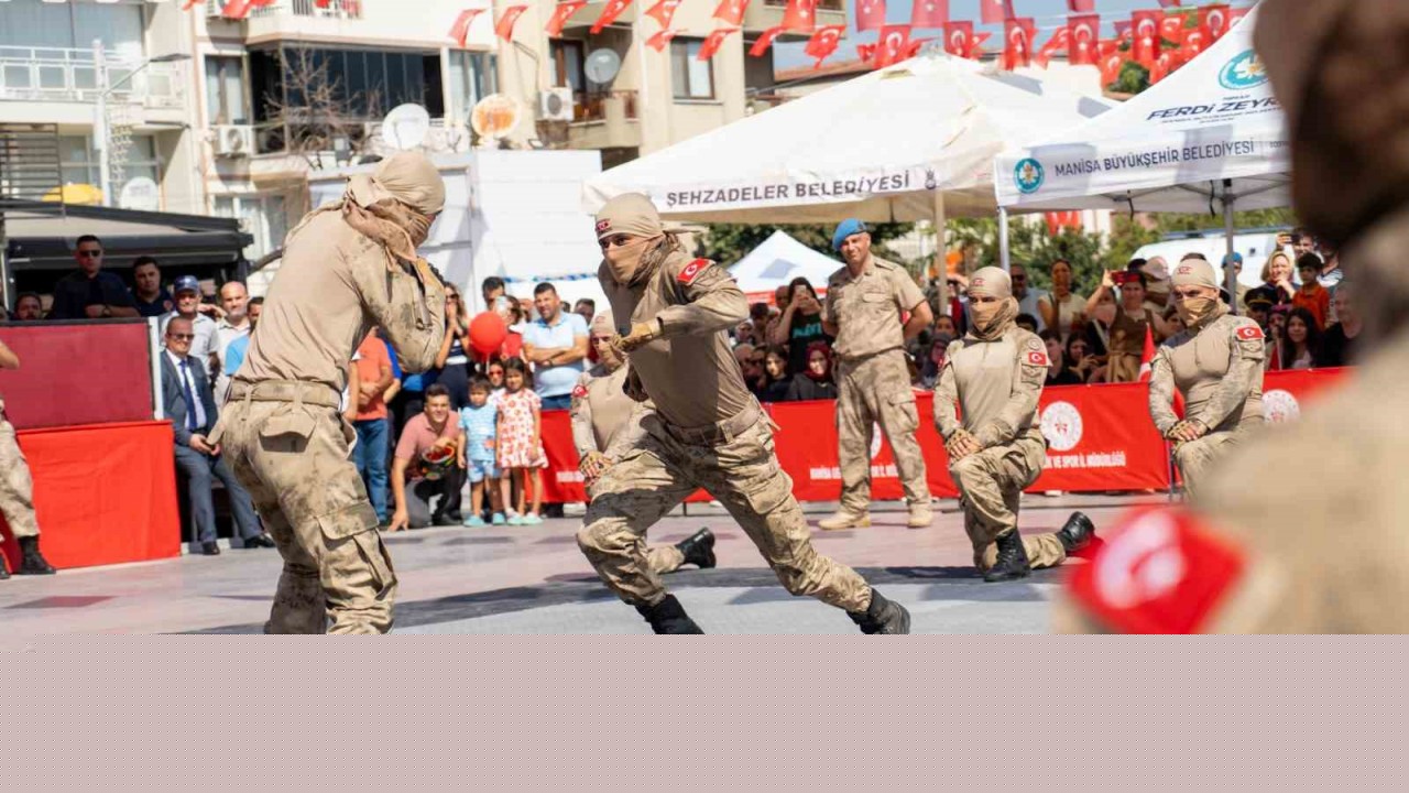 Manisa’da komandoların gösterisi mest etti
