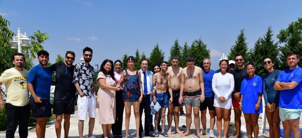 Özel öğrencilere yüzme kursu