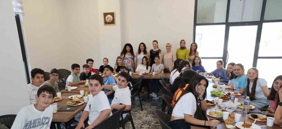 Şehzadeler Belediyesi’nden öğrencilere çiğ köfteli veda partisi