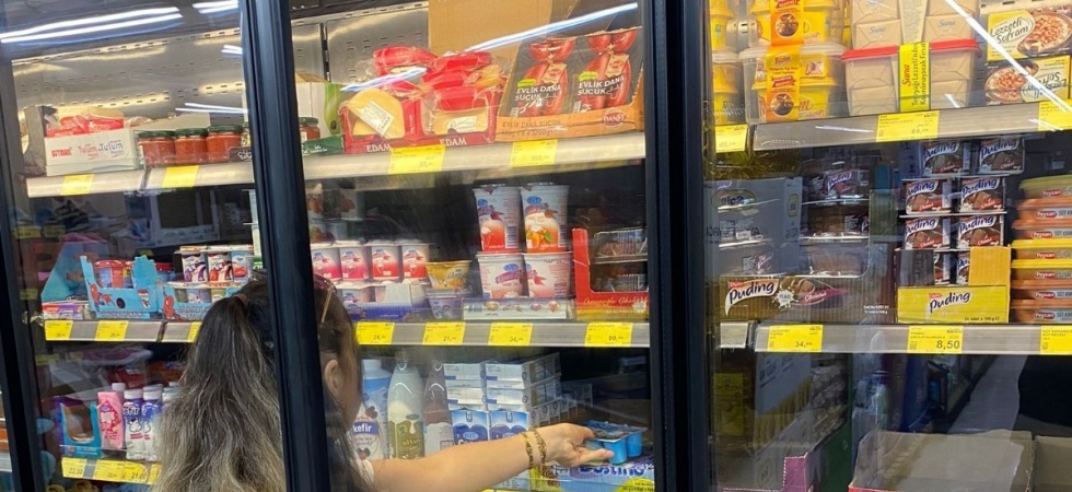 Yunusemre’de raflardan toplatılan ürünler imha edildi