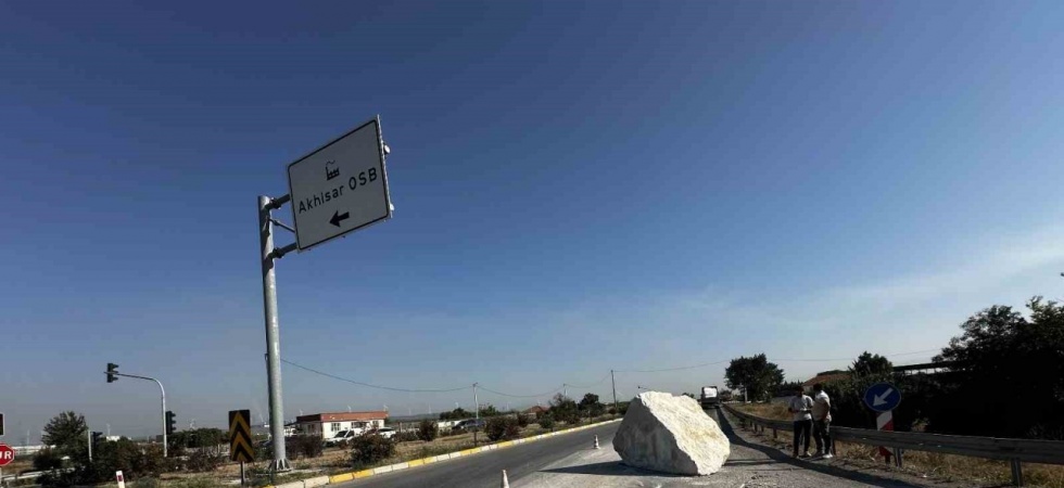 Kontrolden çıkan tırdaki tonlarca mermer yola savruldu