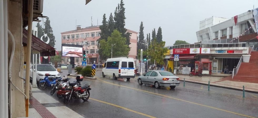 Sağanak yağış Sarıgöl’de hayatı olumsuz etkiledi