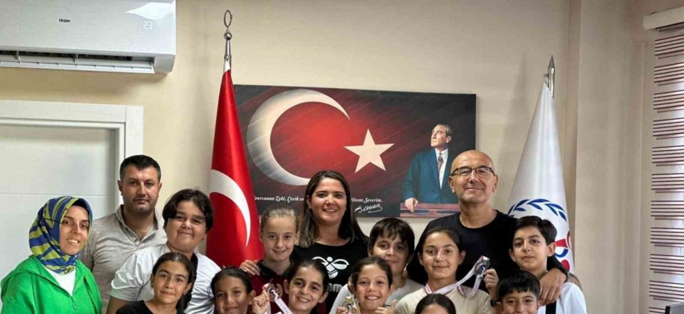Şampiyon bisikletçilerden ilçe müdürüne teşekkür ziyareti