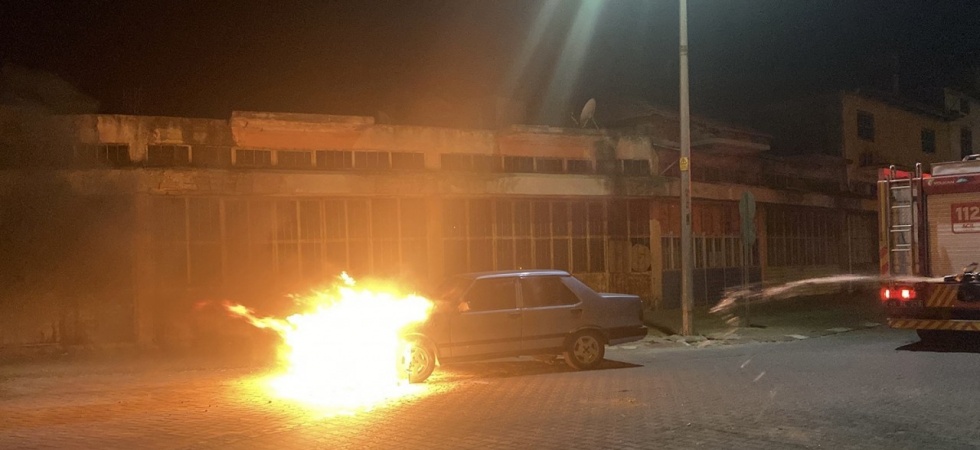 Seyir halindeki otomobil alev aldı