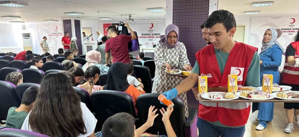 Türk Kızılay’dan yetim öğrencilere kırtasiye yardımı