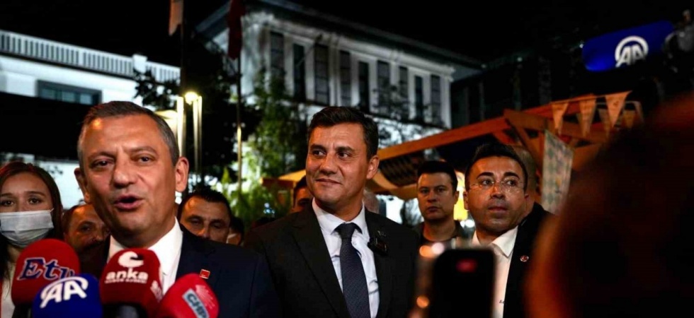CHP Genel Başkanı Özel, Manisa’da tiyatro sezonunun açılışına katıldı