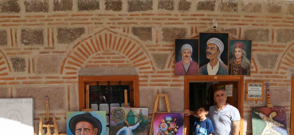 Çocuk ve gençlere resim sanatını sevdiriyor