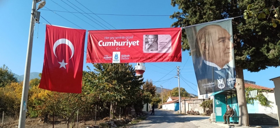 Şehzadeler’de meydanlar bayrak ve Atatürk posterleriyle donatıldı