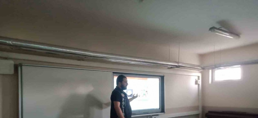 Soma Canlar Ortaokulu’nda narkotik polisi semineri düzenlendi
