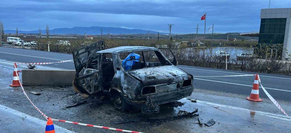 Hareket halindeki araç alev aldı: 2 ölü