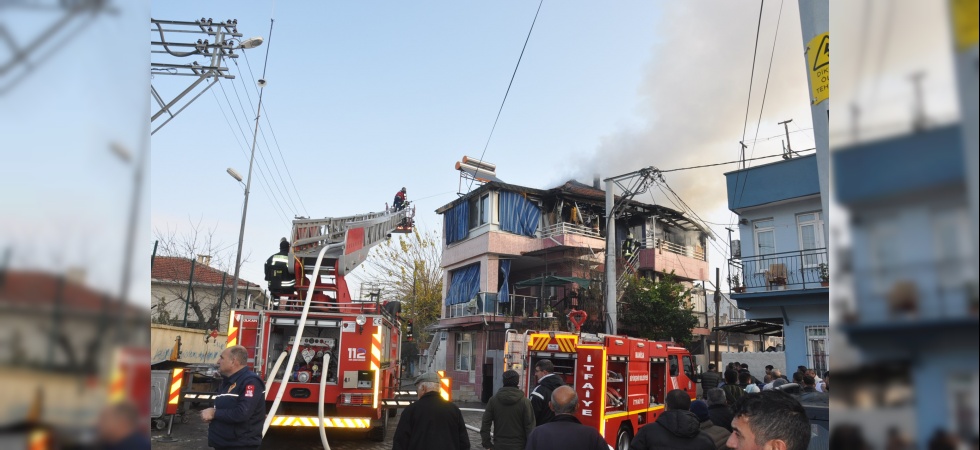 Manisa’da 3 katlı binada çıkan yangın korkuttu
