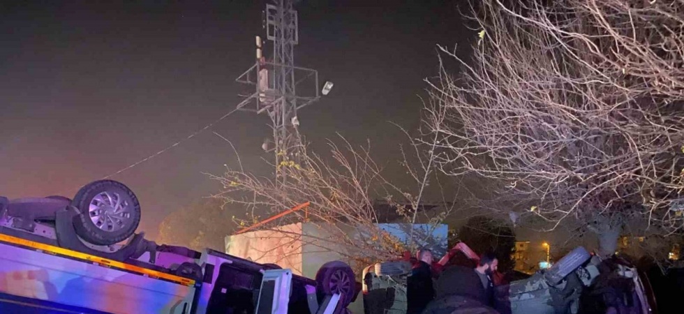 Turgutlu’da feci kaza... Hafif ticari araç ile işçi taşıyan kamyonet çarpıştı: 1’i ağır 6 yaralı