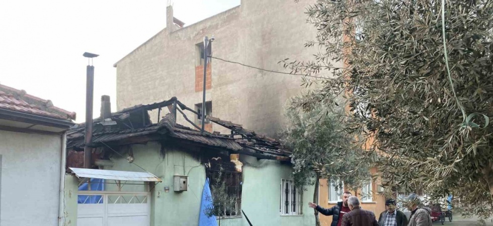 Yaşlı çift çıkan yangında hayatını kaybetti