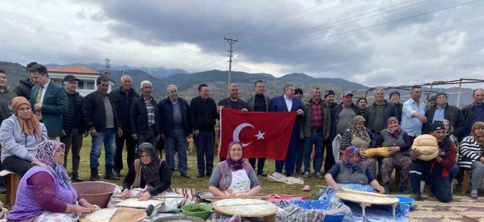 Başkan Öküzcüoğlu’nu gözleme yapan köylüler karşıladı