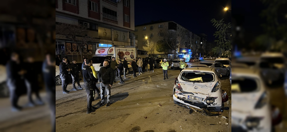 Otomobil ile çarpışan itfaiye aracı park halindeki araçlara vurdu: 1 yaralı
