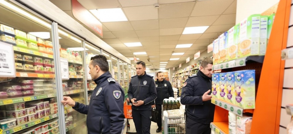 Şehzadeler Belediyesi zabıtası marketleri mercek altına aldı