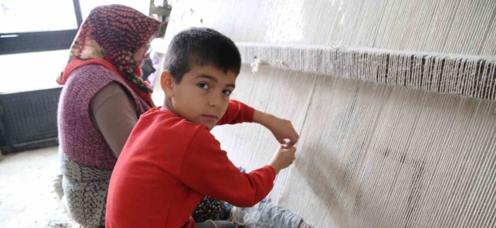 Tatillerde annesiyle halı dokuyor