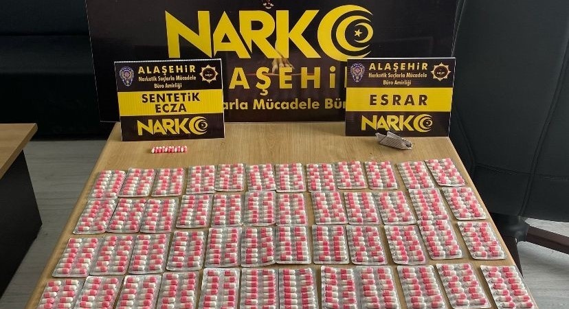 Uyuşturucu tacirinin evinden yüzlerce hap çıktı
