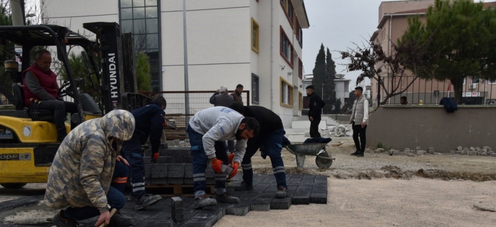 Yunusemre Belediyesinden bozulan yollara hızlı müdahale