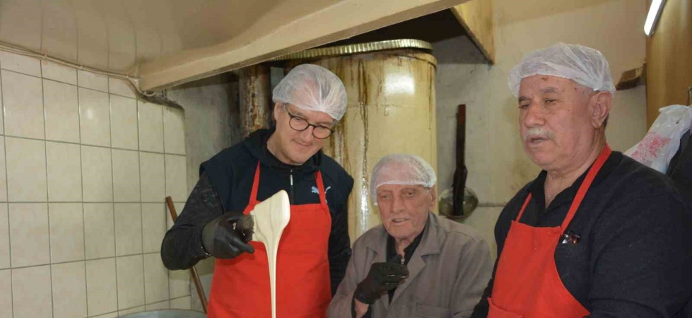 75 yıllık helvacının el emeği iftar sofralarının vazgeçilmezi oldu
