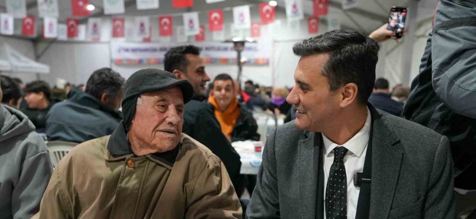 Başkan Zeyrek iftarda vatandaşlara yemek ikramında bulundu