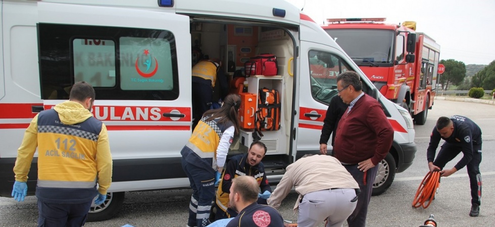 Beton mikserine çarpmamak için ani manevra yapan otomobilde yaşlı çift yaralandı