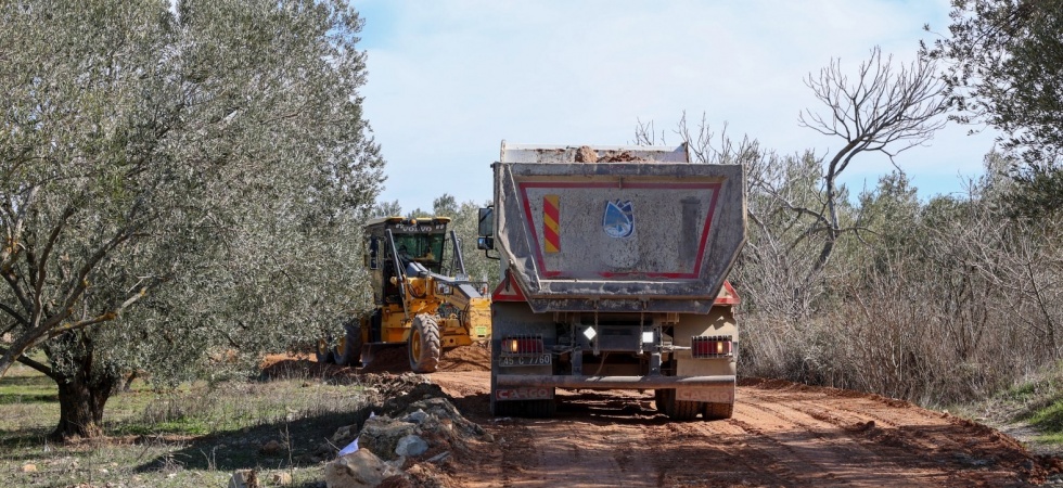 Bozulan ova yolları onarılıyor