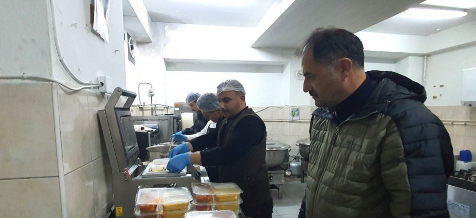 Demirci’de ihtiyaç sahibi vatandaşların evlerine iftar servisi