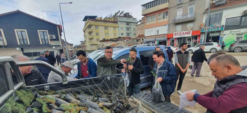 Demirci’de vatandaşlara 3 bin fidan dağıtıldı