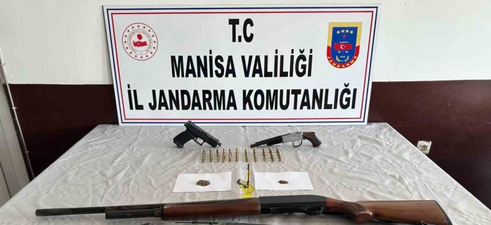 Evlerinde ruhsatsız tabanca ve tüfeklerle yakalandılar