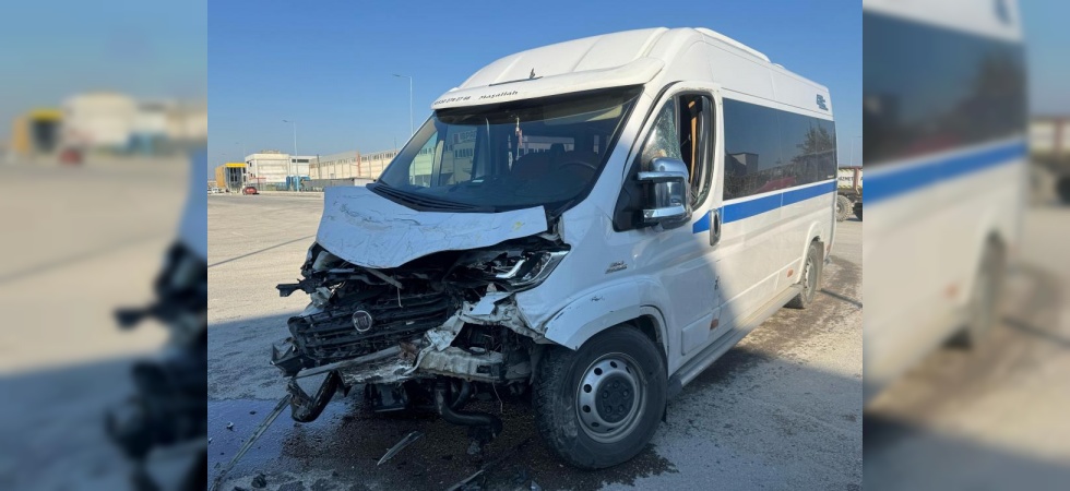 İki servisin çarpıştığı kaza kamerada: 19 yaralı