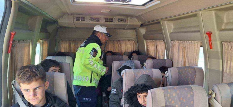 Kula’da Jandarma trafik timlerinden öğrencilere ve servis şoförlerine trafik eğitimi
