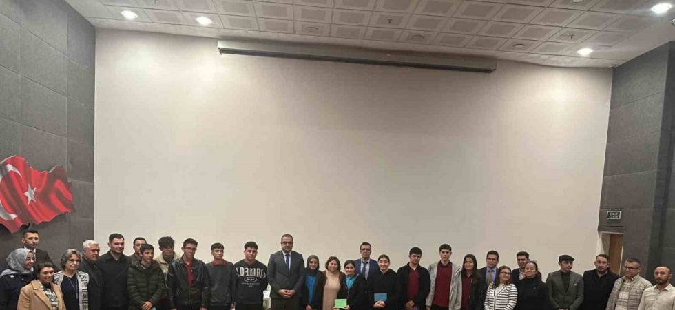 Liseliler bilgi yarışmasında kıyasıya mücadele etti