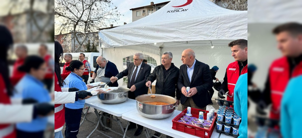 Manisa Sevgi ve Dostluk Cemiyeti’nden Kızılay Ramazan Çadırında İftar Yemeği