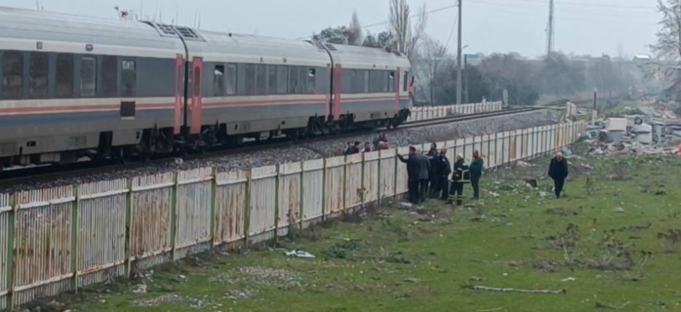 Manisa’da trenin çarptığı genç adam ağır yaralandı