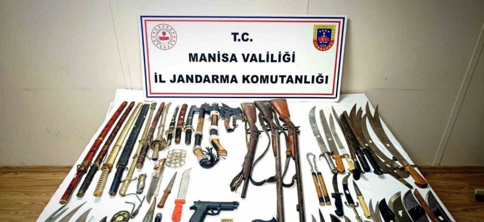 Manisa’da savaş aletleriyle dolu eve baskın