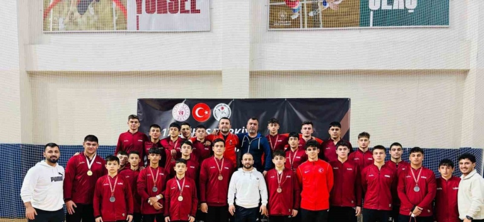 Manisalı güreşçiler Kütahya’dan 15 madalya ile döndü