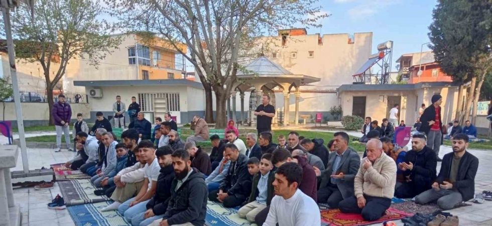 Manisalılar bayram namazında camileri doldurdu