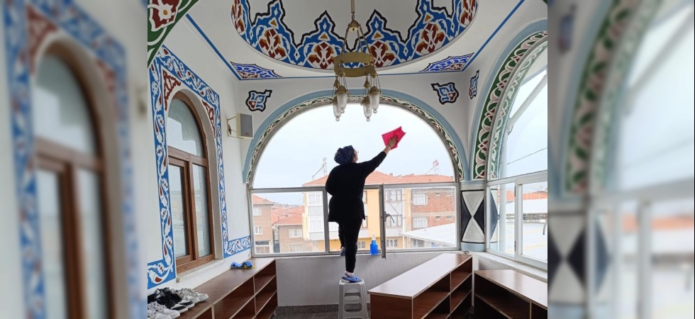 Öğrenciler mahallelerindeki camiyi temizledi