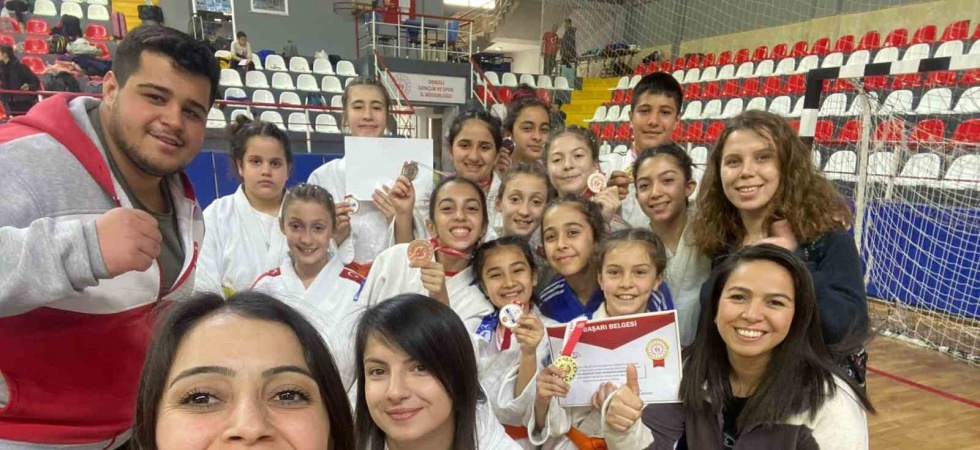 Salihlili judocular, Denizli’de madalyaları topladı