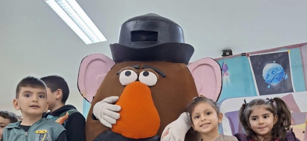 Çocukları eğlendiren tiyatro etkinliği