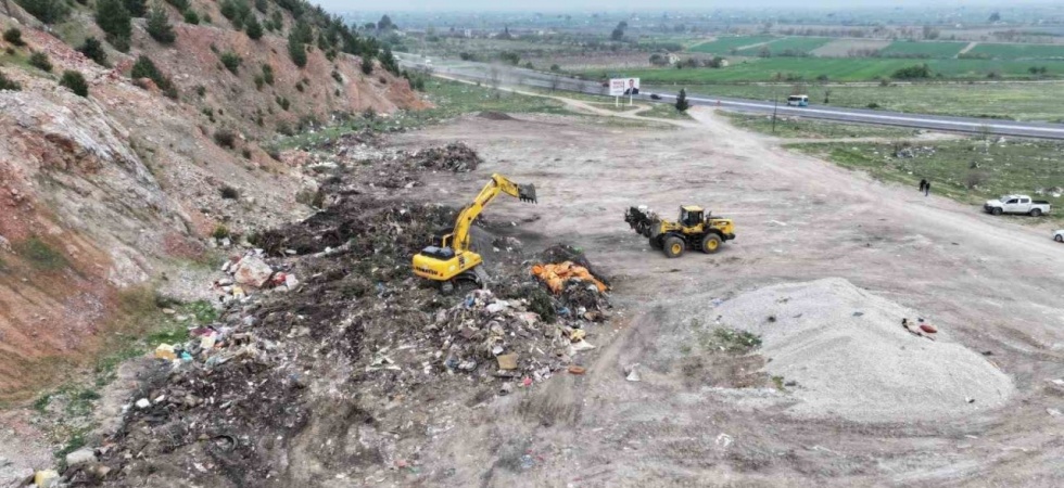 Spil Dağı eteğindeki molozlar temizleniyor