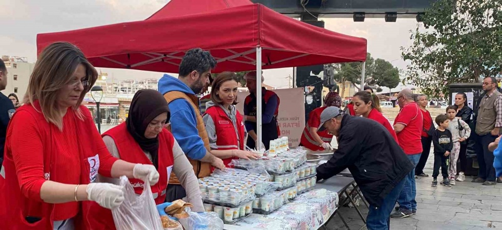 Türk Kızılay Alaşehir’de Ramazan boyunca 11 bin kişiye iftar verdi