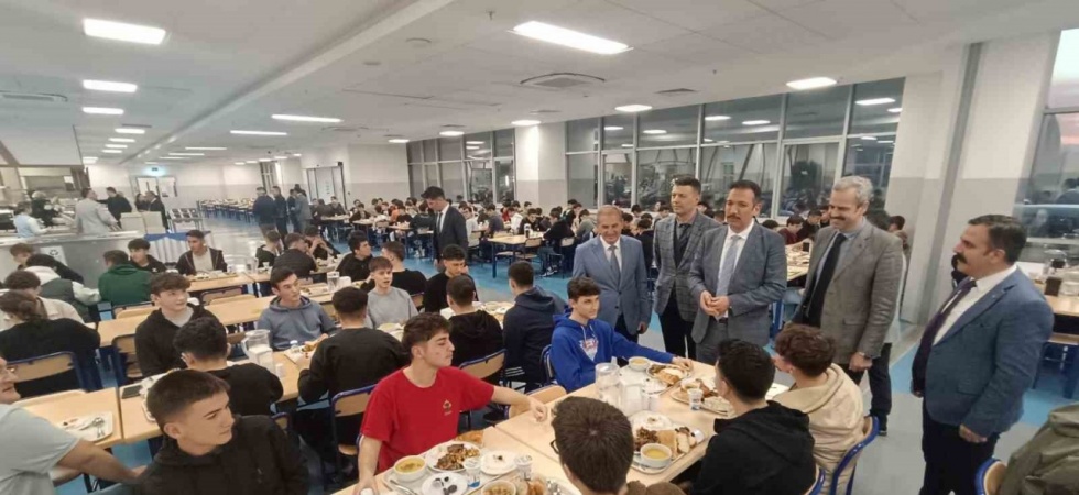 Uğurelli, yatılı öğrencilerle iftarda buluştu