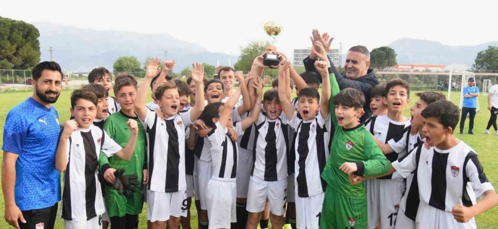 23 Nisan Futbol Turnuvası’nda kupalar sahiplerini buldu