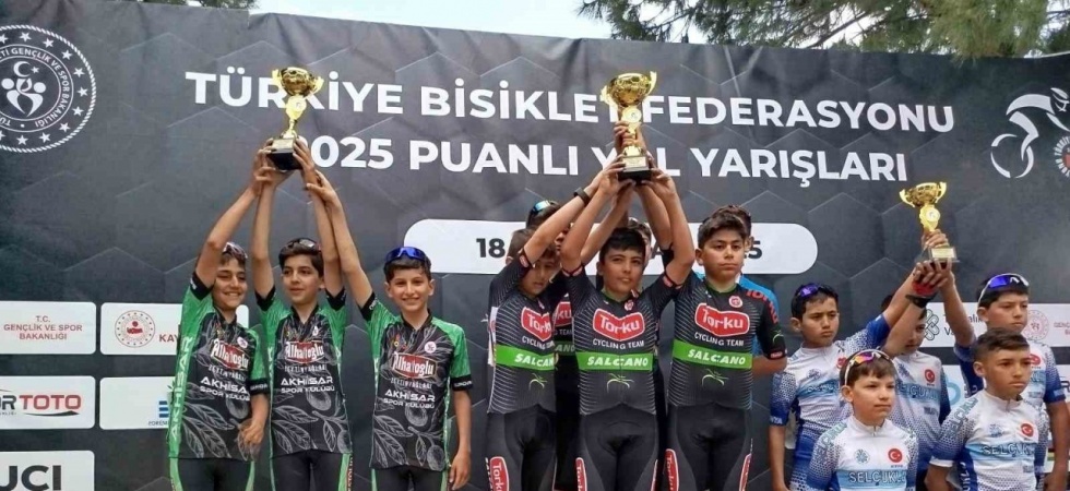 Akhisarlı bisikletçiler yine kürsüde yer aldı