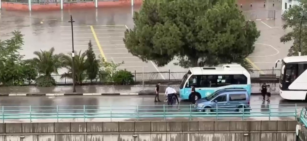 Aracın çarptığı 17 yaşındaki gencin yaralandığı kaza kamerada
