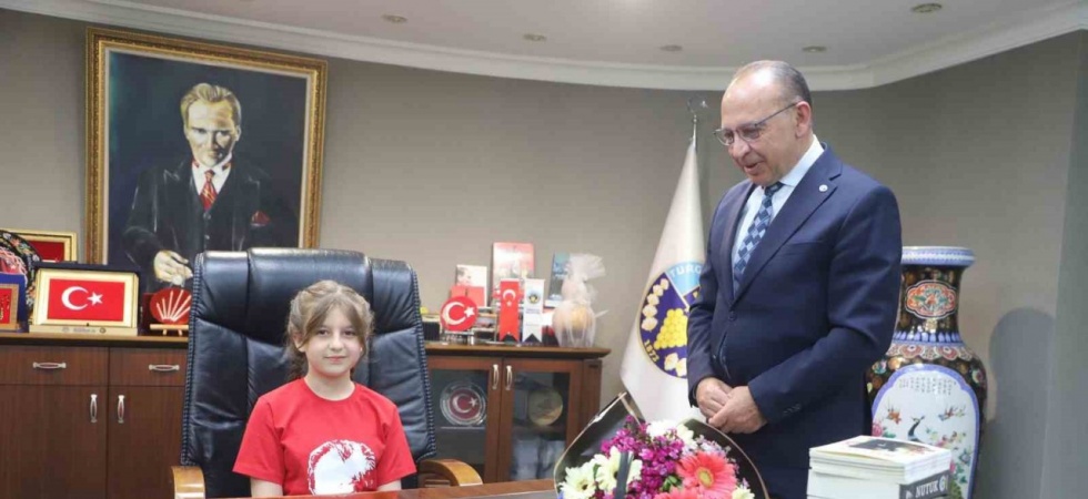 Başkan Akın, koltuğunu minik başkanlara devretti